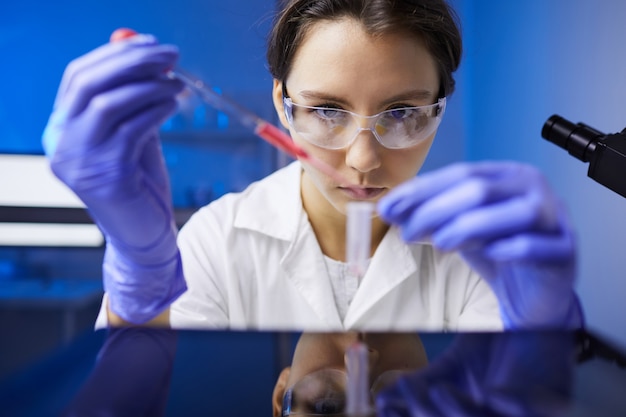 Científico femenino en laboratorio