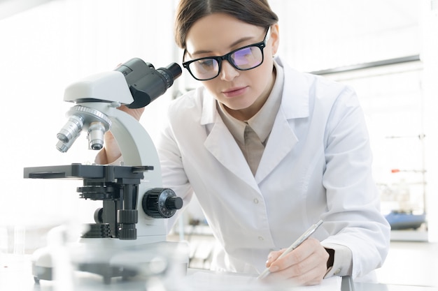 Científico femenino en laboratorio