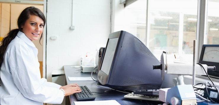 Foto científico femenino con un monitor
