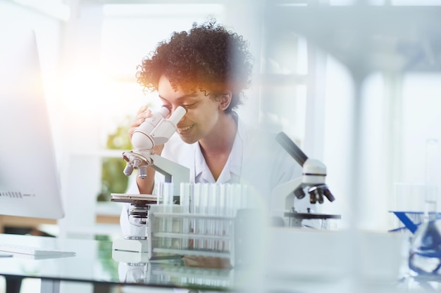 Foto científico femenino trabajando en el laboratorio