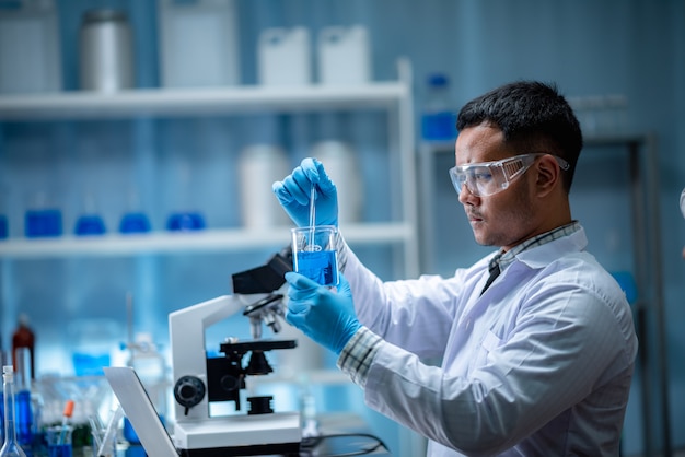 Científico haciendo investigación en un laboratorio.