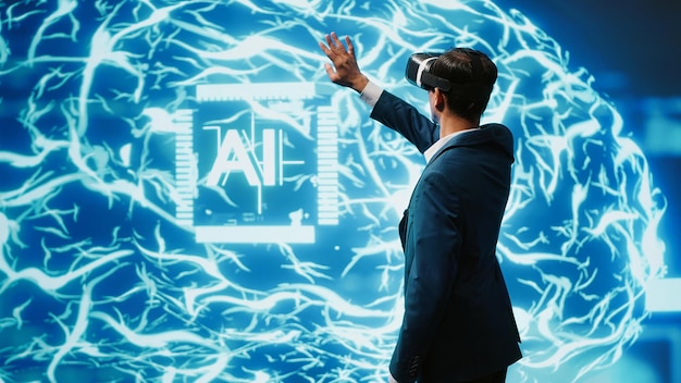 Científico informático con auriculares de realidad virtual interactuando con la visualización de la IA