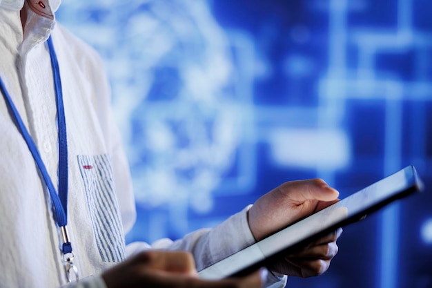 Un científico informático escribe código en una tableta para visualizar redes neuronales de inteligencia artificial utilizando realidad aumentada, de cerca. Un profesional de la sala de servidores ejecuta un script de IA para procesar la información