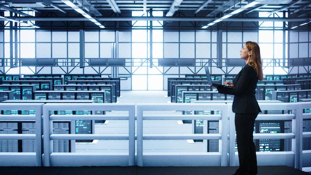 Científico informático haciendo mantenimiento ingresando datos en la computadora portátil