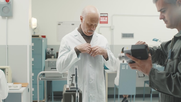 Científico jefe preparándose para una entrevista en video