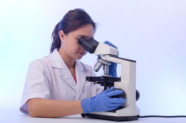 Científico de laboratorio de microscopio
