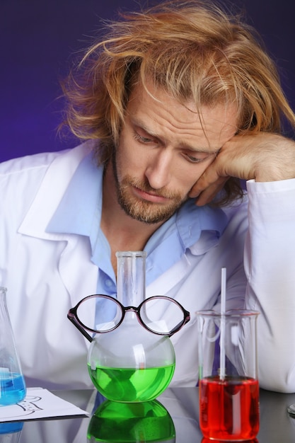 Científico loco trabajando en laboratorio