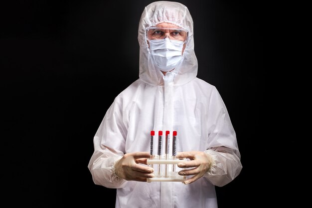 Científico masculino está probando una muestra de tubos biológicos contaminados por Coronavirus Covid 19