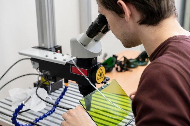 científico masculino investiga en laboratorio con microscopio b