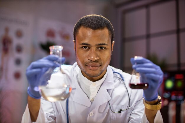 Foto científico masculino que trabaja en un laboratorio moderno doctor haciendo investigación en microbiología