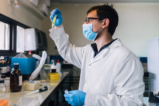 Científico masculino que trabaja en laboratorio