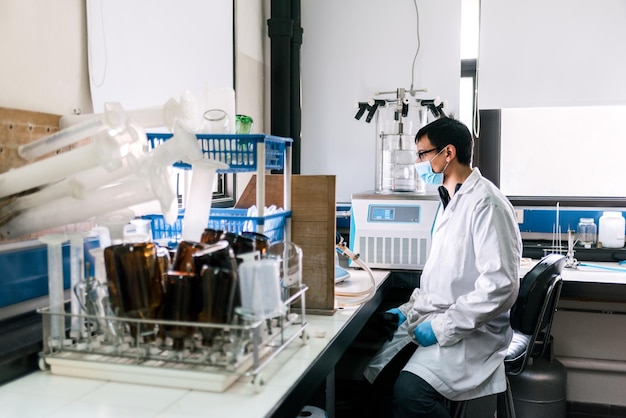 Científico masculino trabajando en el laboratorio