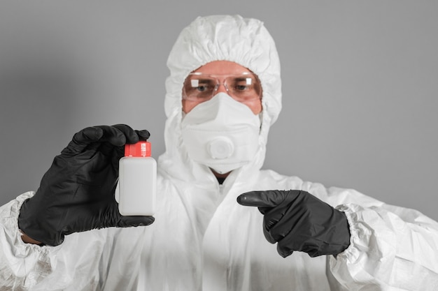 Un científico médico o un policía con ropa protectora sostiene un tubo de plástico en la mano. El concepto de salud y delincuencia.