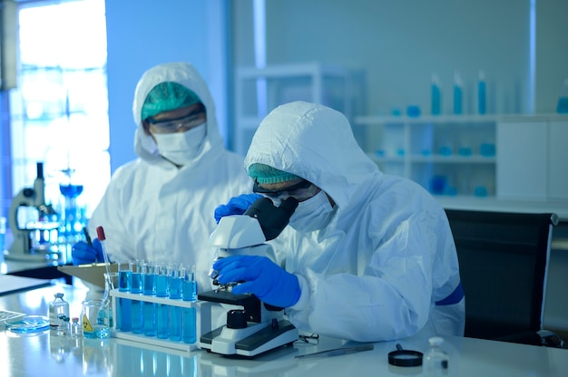 Un científico con microscopio durante el experimento en el laboratorio.