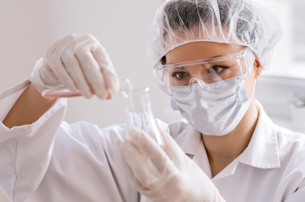 Científico mirando tubo de ensayo en el laboratorio de la universidad