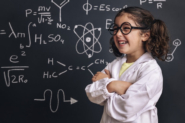 Científico de niña divertida con gafas riendo