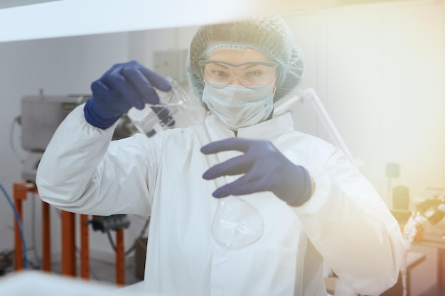Foto científico o enfermera sosteniendo un tubo de ensayo