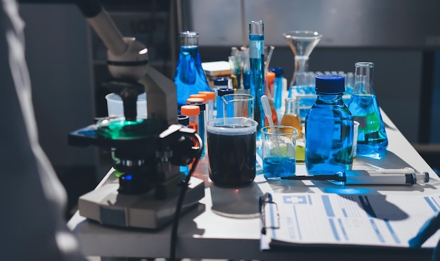Científico pipeteando muestras médicas en microplacas en el laboratorio