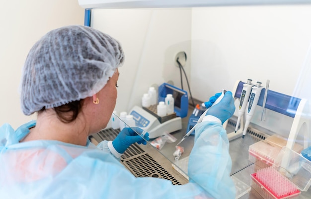 Foto científico profesional que trabaja con muestras química de laboratorio investigación moderna