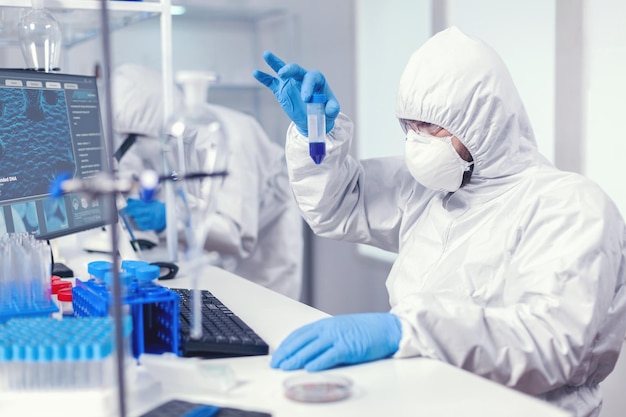 Científico que trabaja en un laboratorio