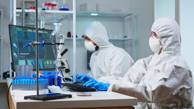 Científico que trabaja en un laboratorio