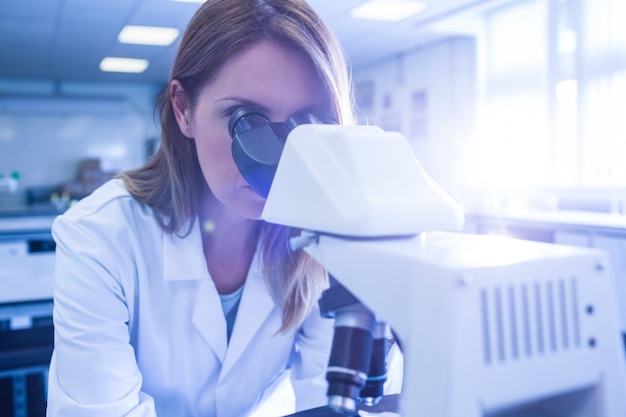 Científico que trabaja con un microscopio en el laboratorio