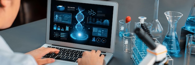 Científico que trabaja en software informático de biotecnología avanzada para estudiar o analizar datos de ADN después de hacer un avance científico a partir de un experimento químico en un laboratorio médico Neotérico