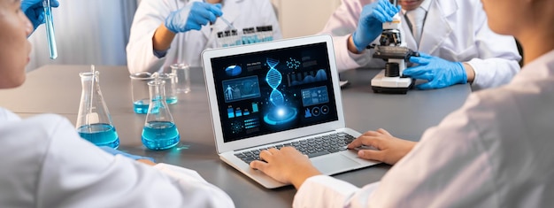Científico que trabaja en software informático de biotecnología para estudiar el ADN neotérico
