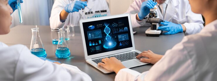 Foto científico que trabaja en software informático de biotecnología para estudiar el adn neotérico