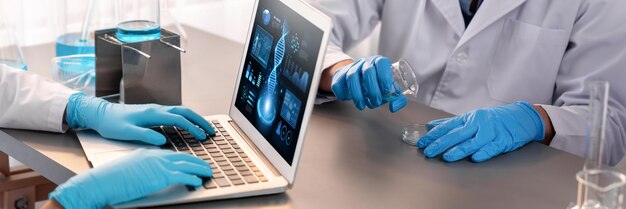 Científico que trabaja en software informático de biotecnología para estudiar el ADN Neotérico