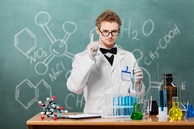 Científico químico loco y experimento peligroso