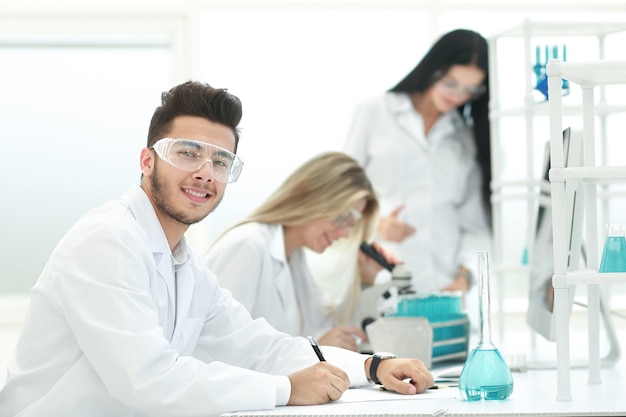 Científico sentado en su escritorio en el laboratorio