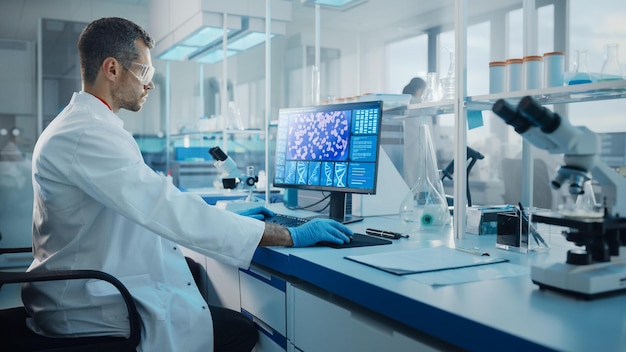Un científico trabaja en un laboratorio con un monitor de computadora.