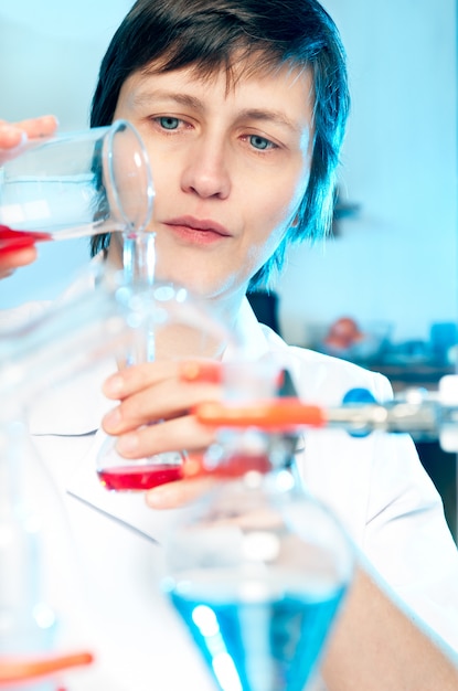 Científico trabaja en un laboratorio químico.