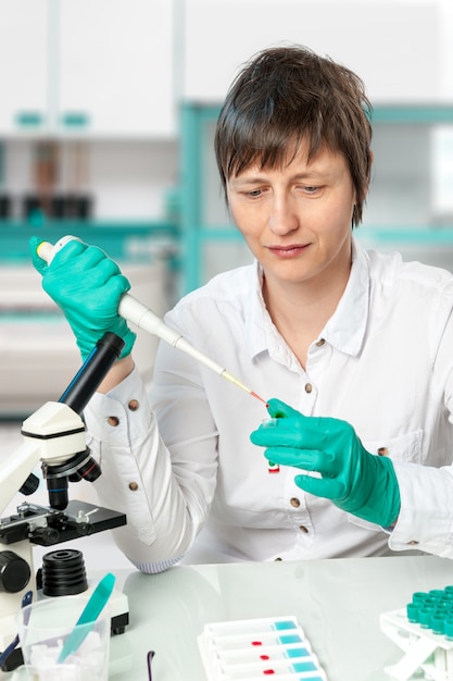 Científico trabaja en el laboratorio