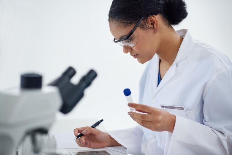 Foto científico tubo de ensayo y mujer con notas para análisis de investigación o innovación en tableta en laboratorio científico profesional médico o biotecnología para estudiar escritura de información o examen de microscopio