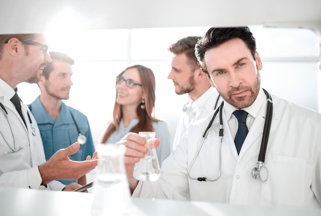 Científico en uniforme haciendo pruebas en laboratorio