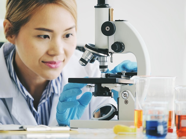 Científico usando el microscopio en el laboratorio