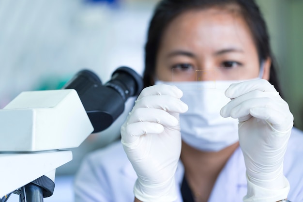 Científico utilizando un microscopio en un laboratorio