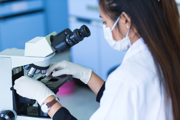 Científico utilizando un microscopio en un laboratorio