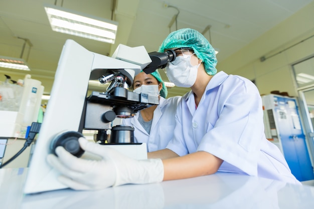 Científico utilizando un microscopio en un laboratorio