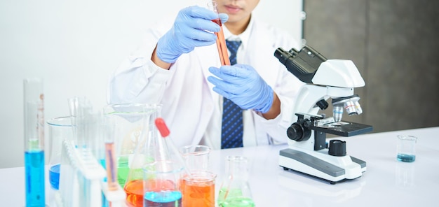 Los científicos asiáticos están estudiando seriamente la composición química en el laboratorio. Especializados en biotecnología joven. Uso de equipos de microscopio avanzados.