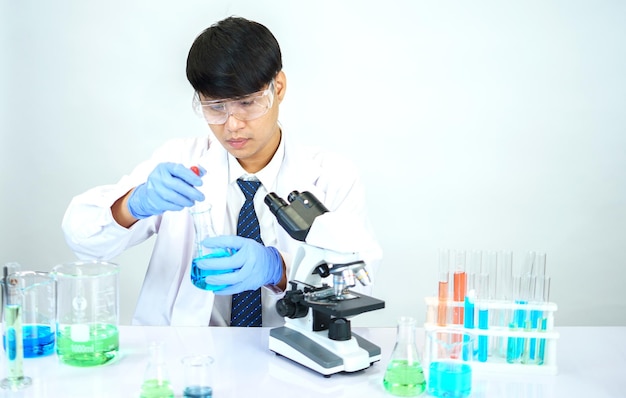 Los científicos asiáticos están estudiando seriamente la composición química en el laboratorio. Especializados en biotecnología joven. Uso de equipos de microscopio avanzados.