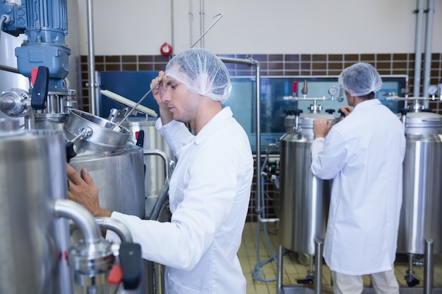 Foto científicos con bata de laboratorio y redecilla