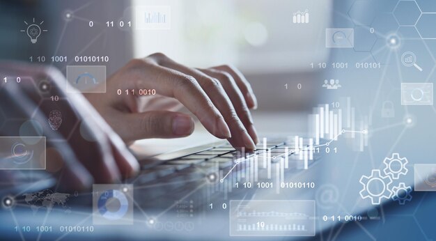 Científicos de datos Desarrollo de software de inteligencia de negocios Programadora que usa una computadora portátil analizando varias informaciones en una pantalla de interfaz virtual futurista
