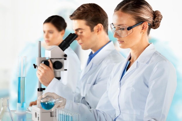 Foto los científicos están trabajando en un laboratorio químico.