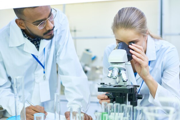 Científicos haciendo investigación en laboratorio