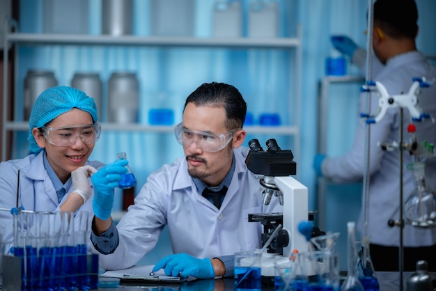 Científicos haciendo investigación en un laboratorio.