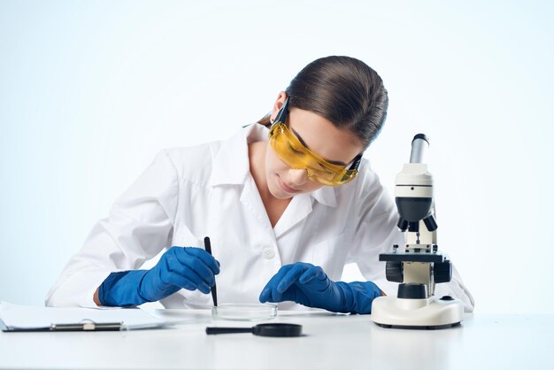 Científicos en investigación de laboratorio profesional de microbiología