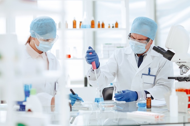 Los científicos de microbiología están trabajando para crear una nueva vacuna